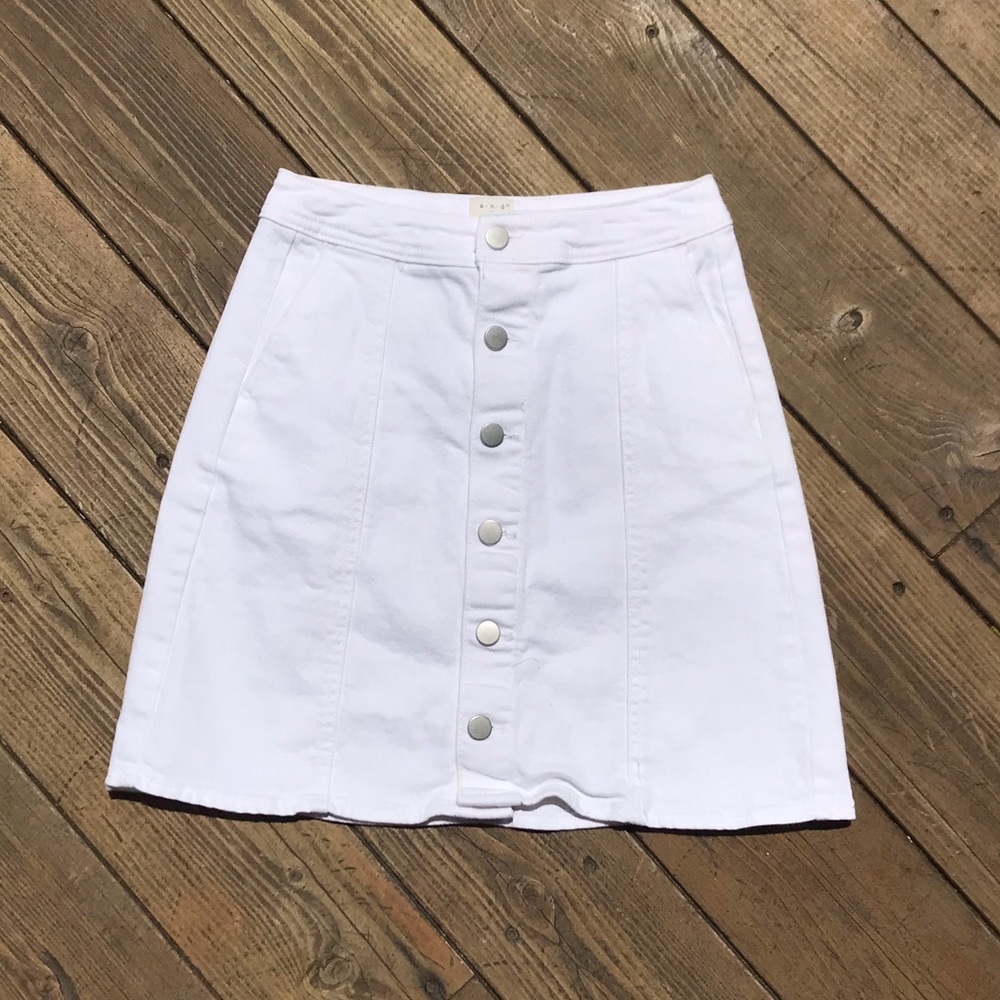 A New Day, White Button up Denim Pencil Skirt. Women’s size 2 w/ front pockets.